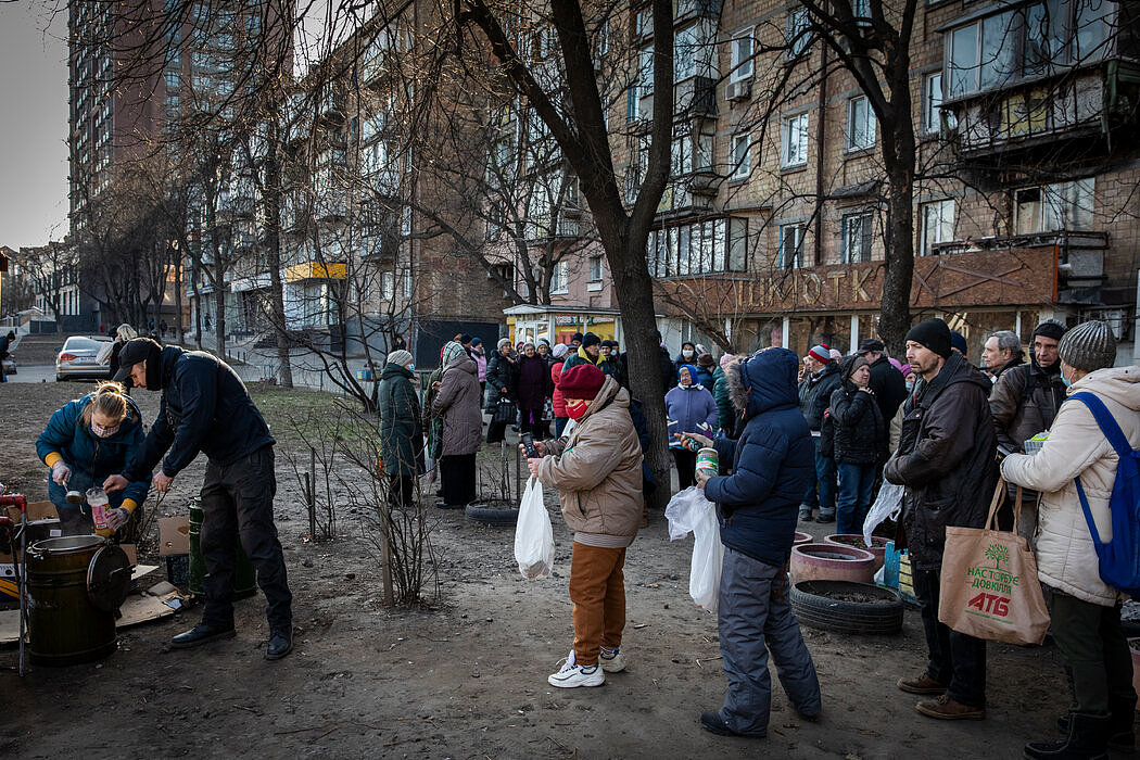 上个月在基辅，志愿者们向老年人和有需要的人分发食物。战争加剧了粮食不足的问题。