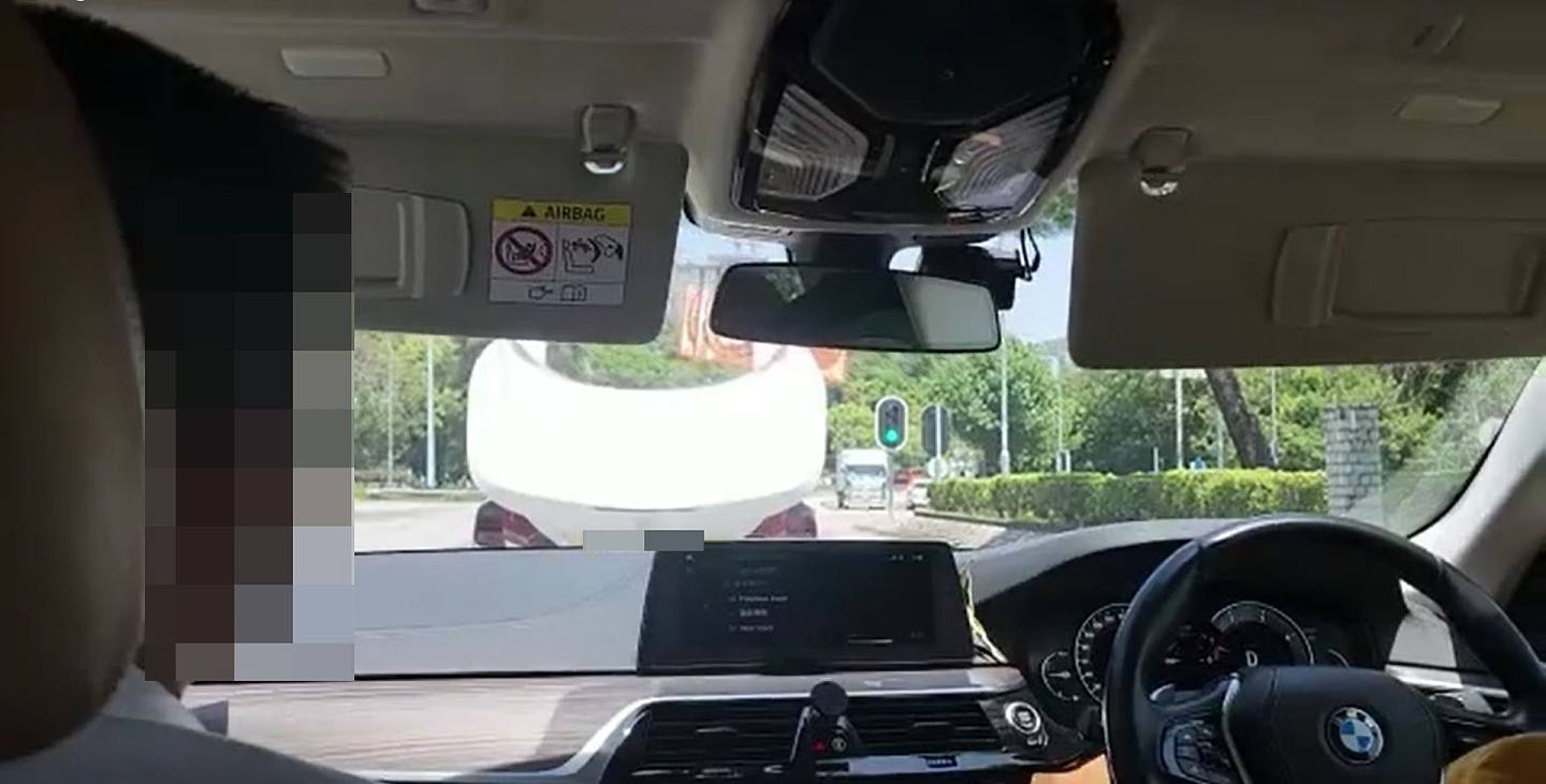 社交平台近日疯传1段影片，看到1辆白色开蓬车在马路中央开车顶，阻碍后车。 （fb「车cam L（香港群组）」影片截图）