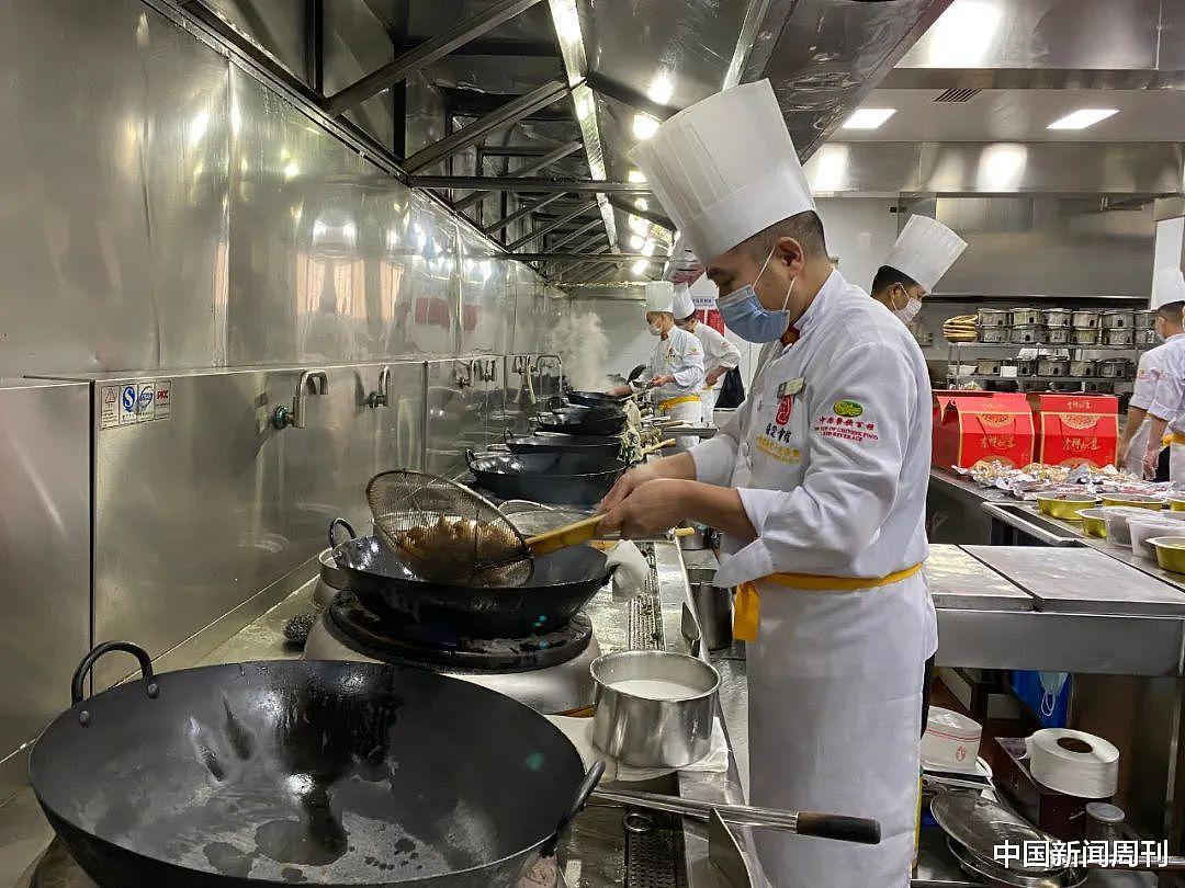 餐饮工作人员正在进行预制菜的制作。摄/中新社记者韩冰