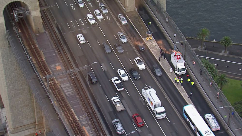 气候抗议者封堵悉尼海港大桥，爬上车顶放信号弹！早高峰一片混乱（视频/组图） - 4