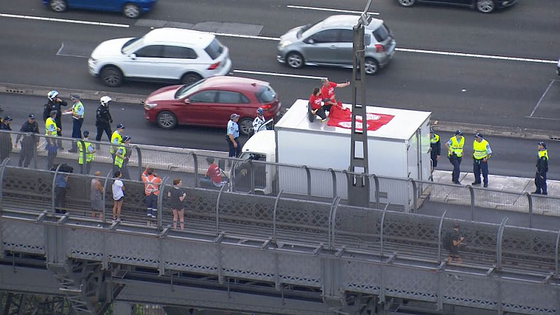 气候抗议者封堵悉尼海港大桥，爬上车顶放信号弹！早高峰一片混乱（视频/组图） - 6