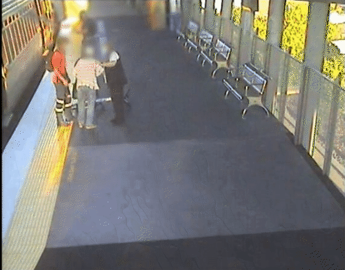 惊险！澳洲老妇火车站一头跌倒，扎进月台与列车缝隙...（视频） - 4