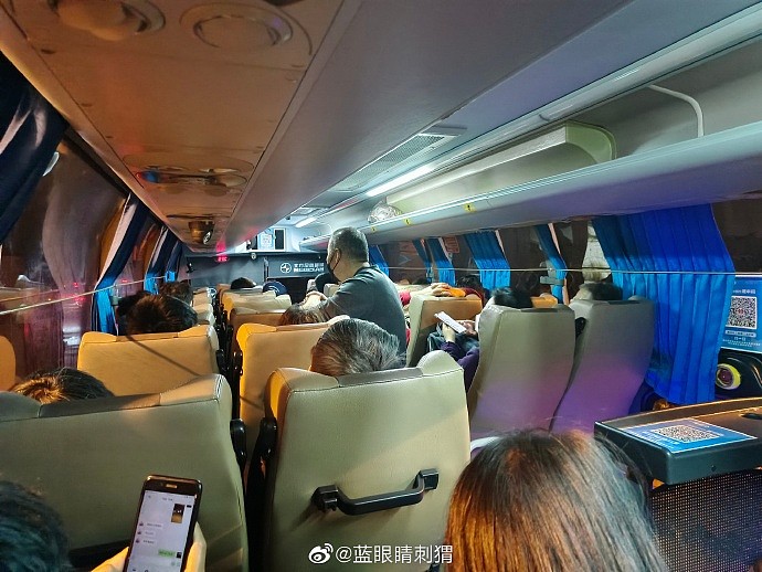 上海方舱医院曝质量问题，下雨天变“水帘洞”！亲历网友：在家转阴被拉来方舱（视频/组图） - 6