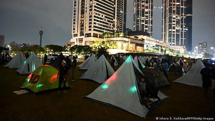 愤怒的民众在总统府外宿营，抗议近期持续恶化的经济形势 