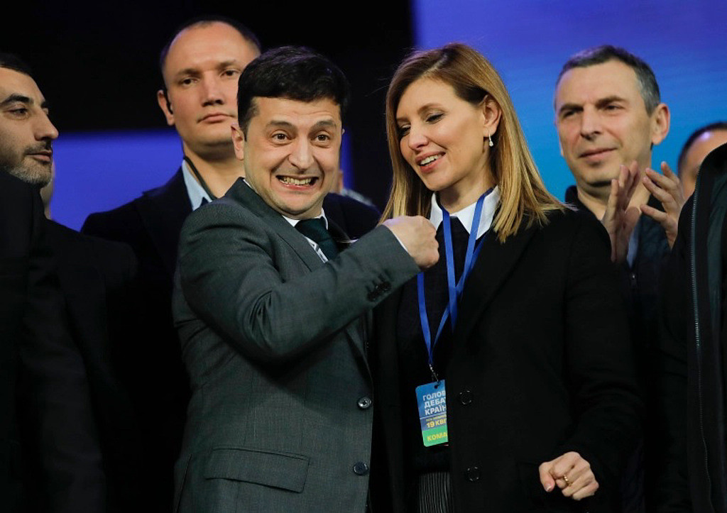 2019年乌克兰大选前夜，泽伦斯基与妻子泽伦斯卡的选前之夜活动。 (图/美联社)