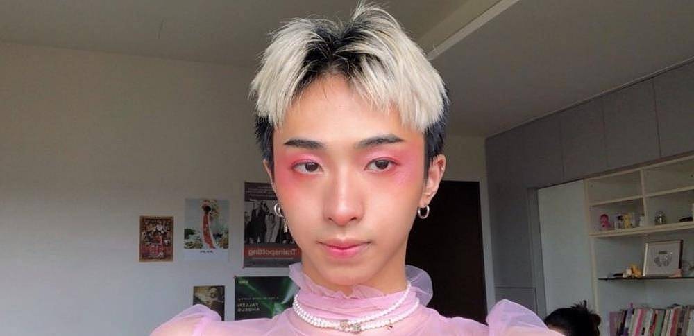 庾澄庆18岁儿子近照，穿粉色纱裙配红色眼影，趋向女性化 （组图） - 3