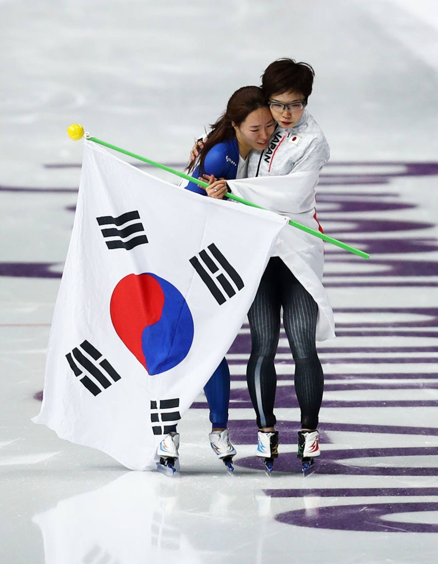 小平奈緒（右）在平昌冬奧首奪金牌，終結好友李相花（左）三連霸，賽後披着國旗相擁，成為經典場面。（Getty Images）