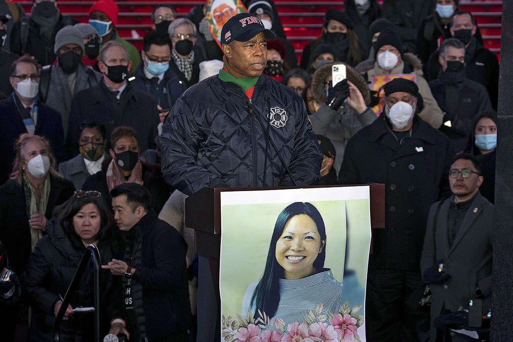 纽约非裔市长亚当斯在「高慧民」（Michelle Go）的烛光纪念会上发言。 图...