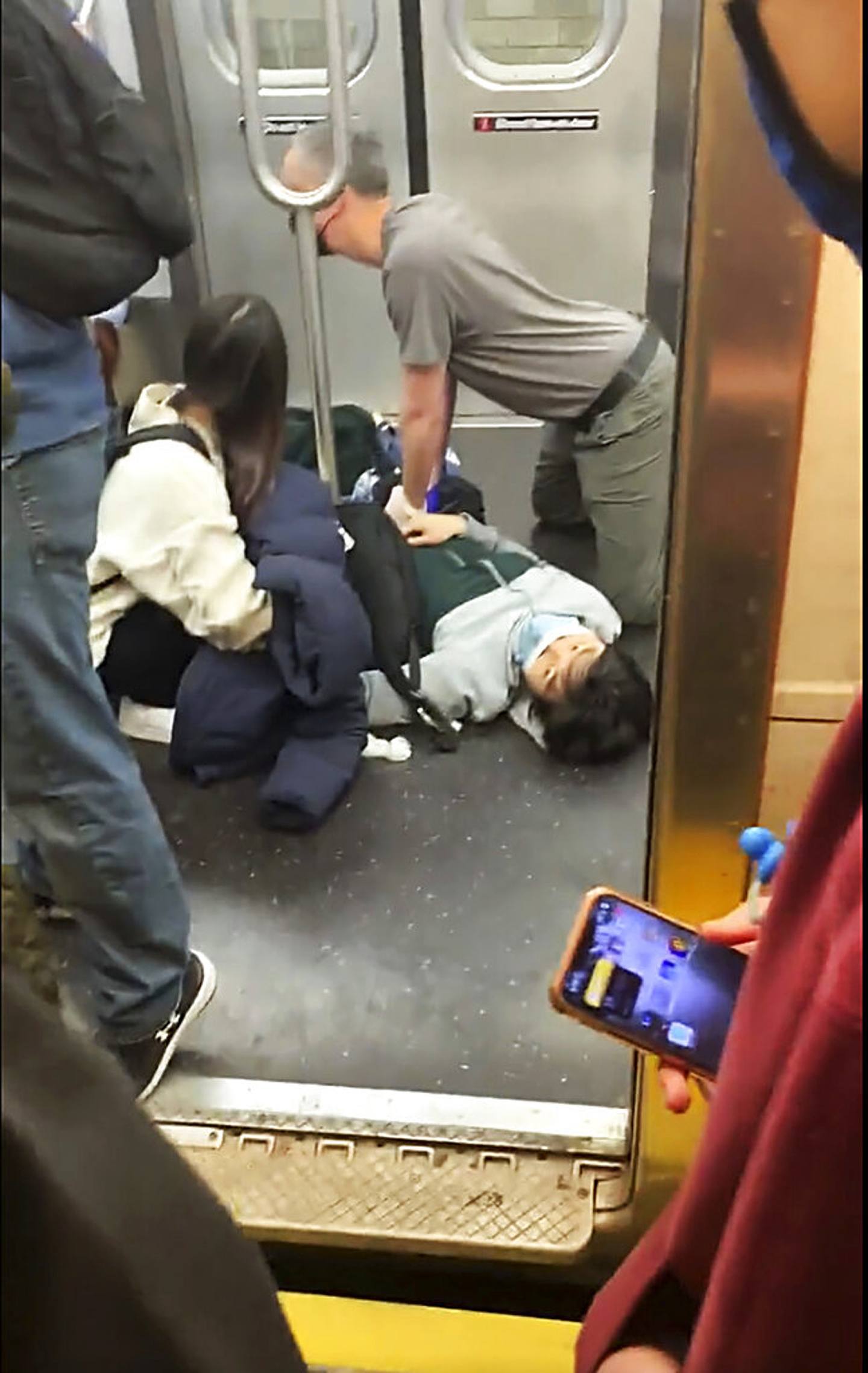 纽约市布鲁克林地铁站12日上午发生枪击案，造成至少29人受伤、其中10人中弹。 （AP）