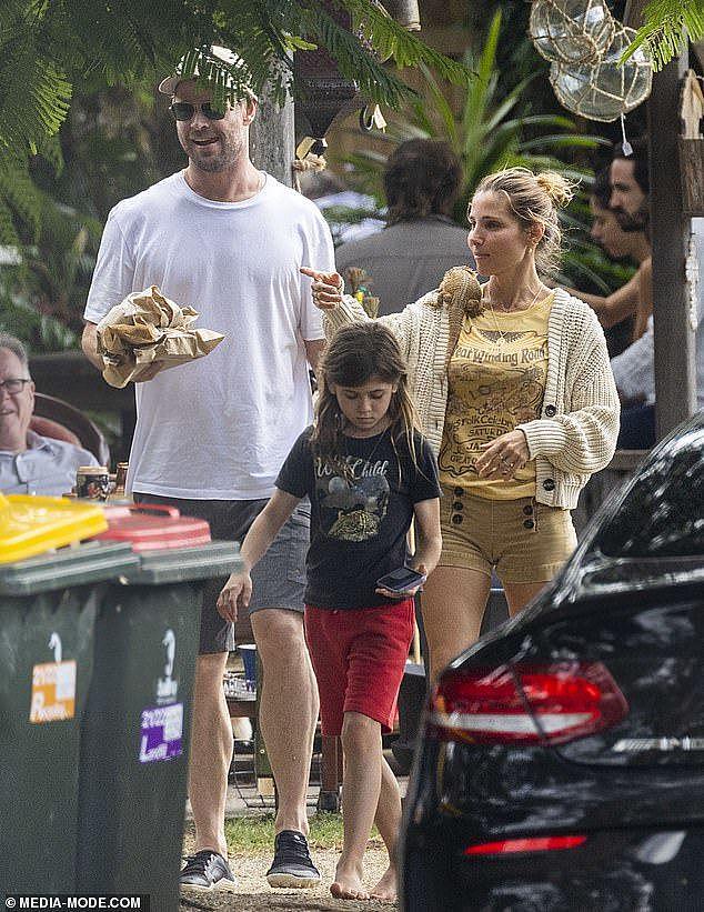 “雷神”克里斯·海姆斯沃斯带家人在澳洲逛街，大7岁爱妻身姿挺拔，肩膀趴蜥蜴被赞有创意（组图） - 1