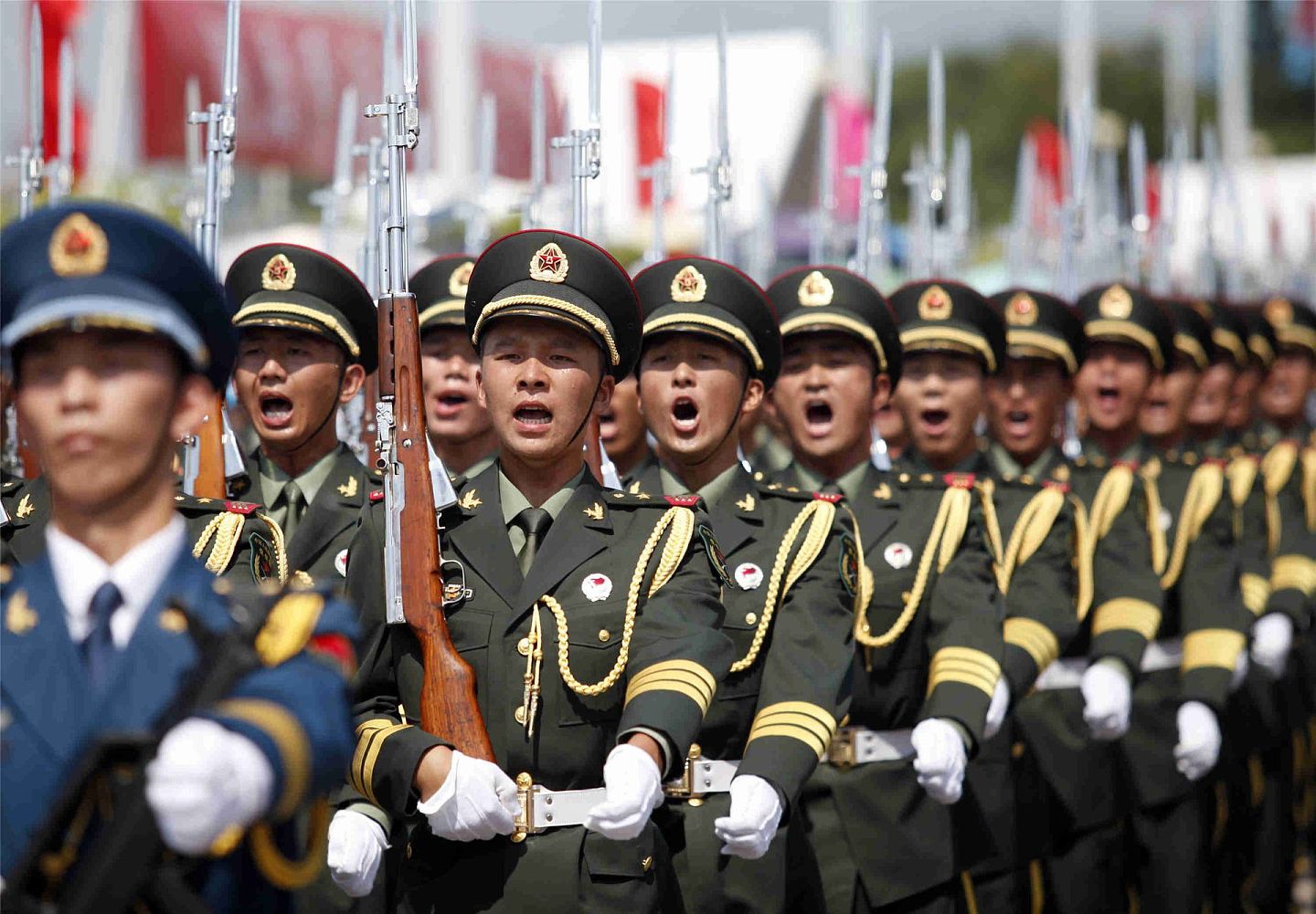 2022年1月初，北京任命武警部队副参谋长彭京堂少将为驻香港部队司令员，引发关注。图为2015年7月1日，香港回归18周年，驻港解放军举行庆祝活动。 (PLA)