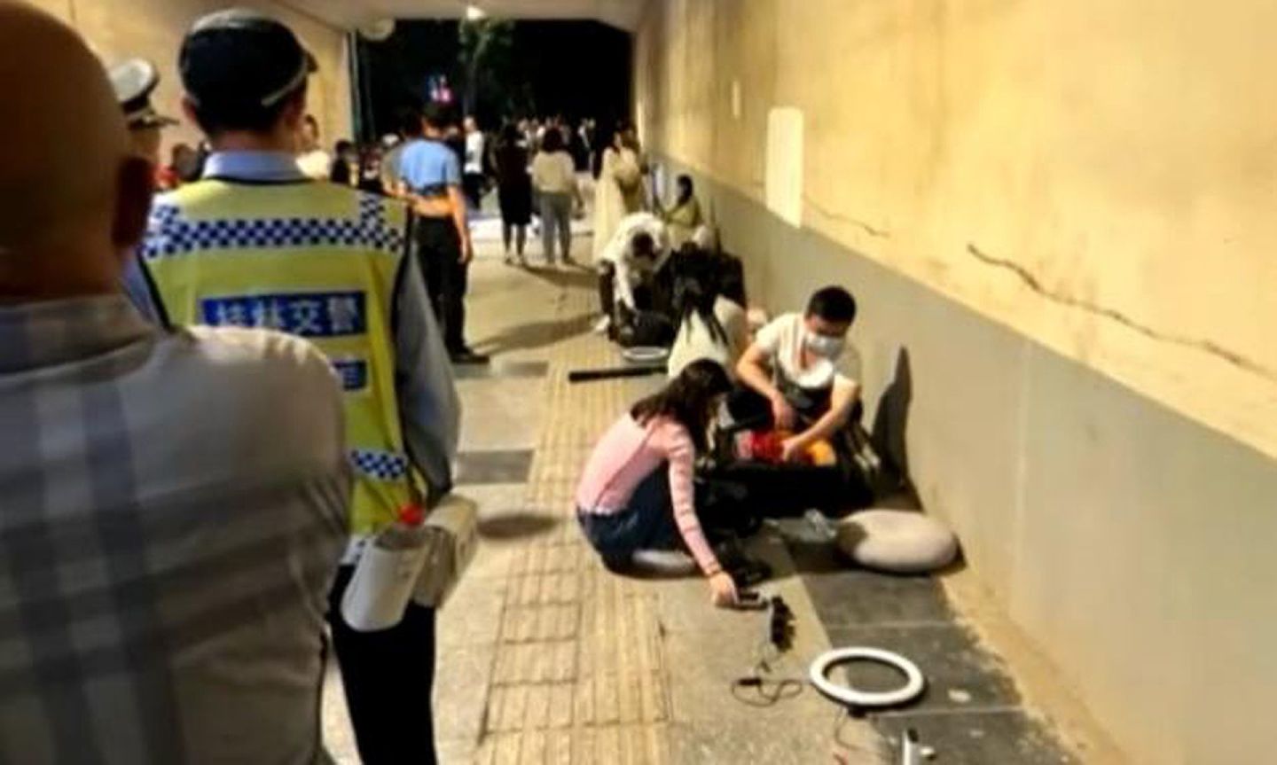 周一晚，桂林交警、城管部门对女主播们涉嫌扰民的情况进行了现场整治。（桂林新鲜哥）