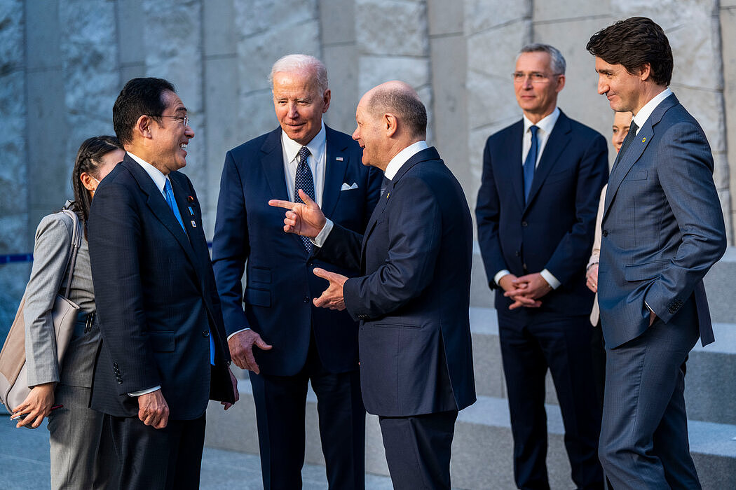 上个月，日本首相岸田文雄（左）在布鲁塞尔的北约峰会上与G7领导人会面。