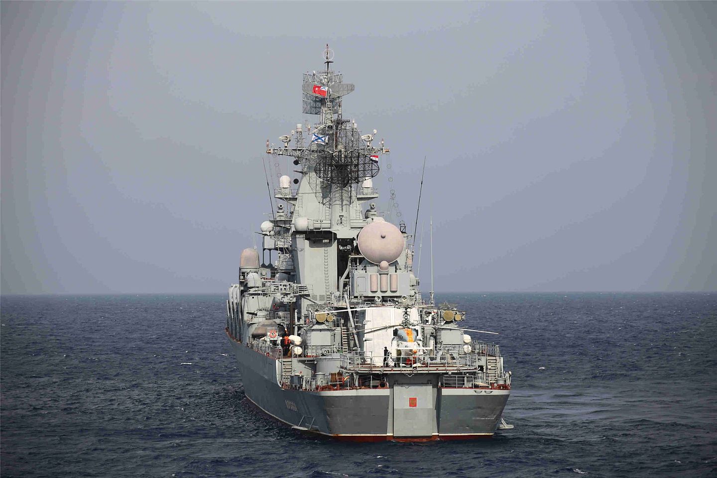 俄黑海舰队旗舰遭重创全员弃舰，乌宣称乌导弹击中“莫斯科”号（组图） - 1