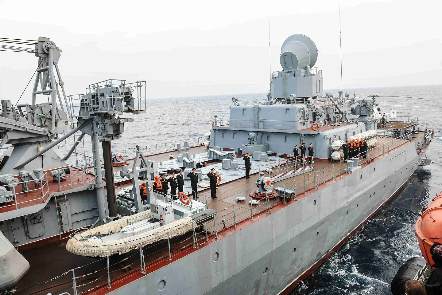 2015年12月17日，在叙利亚拉塔基亚省塔尔图斯港附近拍摄的“莫斯科号”导弹巡洋舰。（新华社）