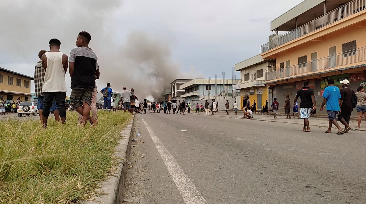 2021年11月24日，所罗门群岛首都霍尼亚拉一家着火的商店冒出浓烟。（Reuters）