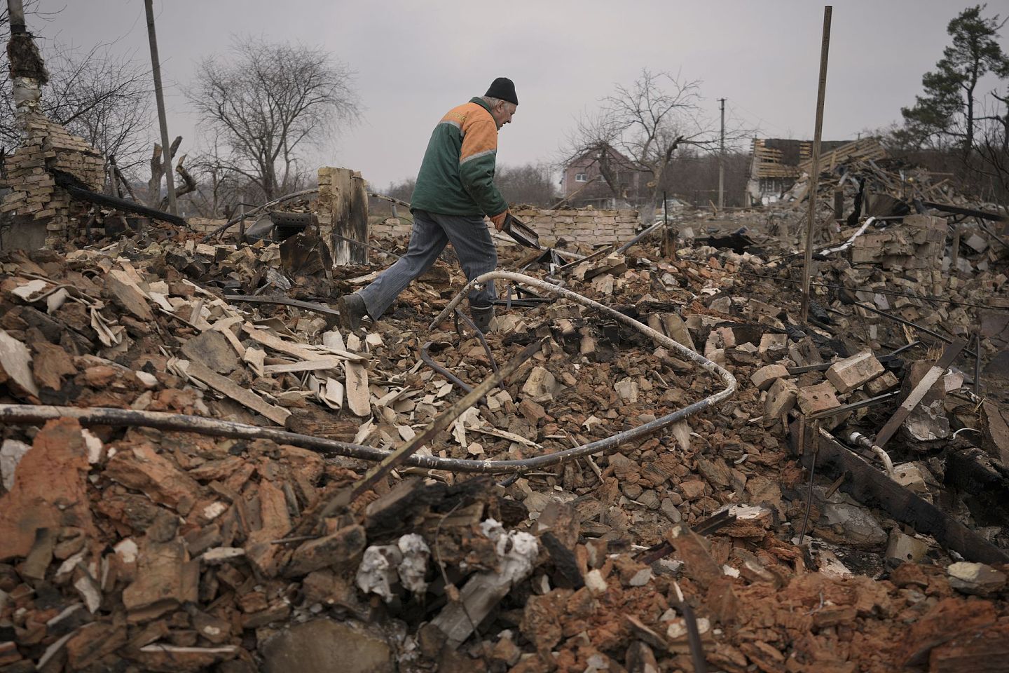 2022年3月30日，乌克兰当民众查看遭到轰炸的房屋残骸。（AP）