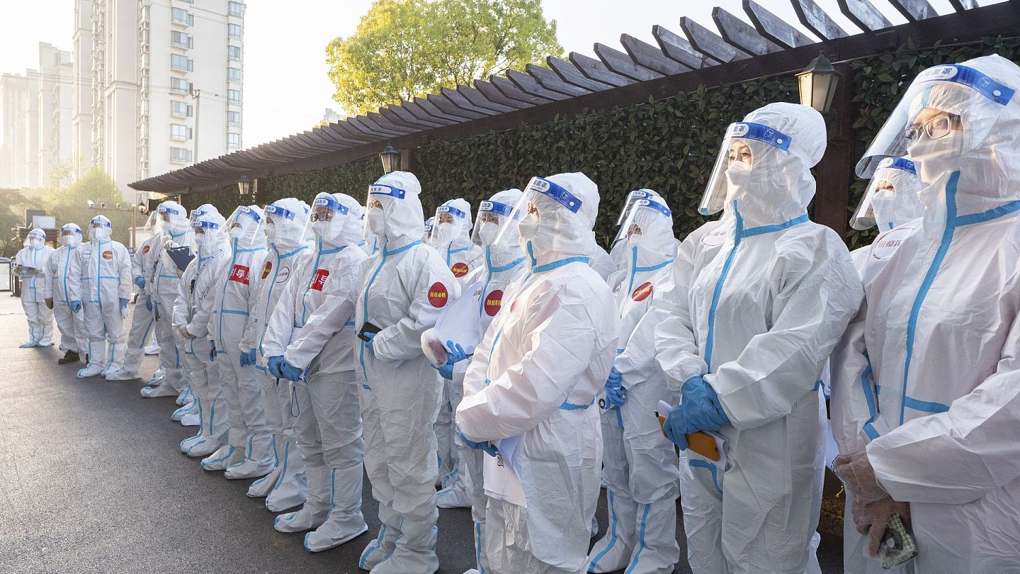 上海防疫带来很多民生问题和其他纠纷，图为2022年4月4日，上海广富林街道组织志愿者和医护人员开展防疫工作。（视觉中国）