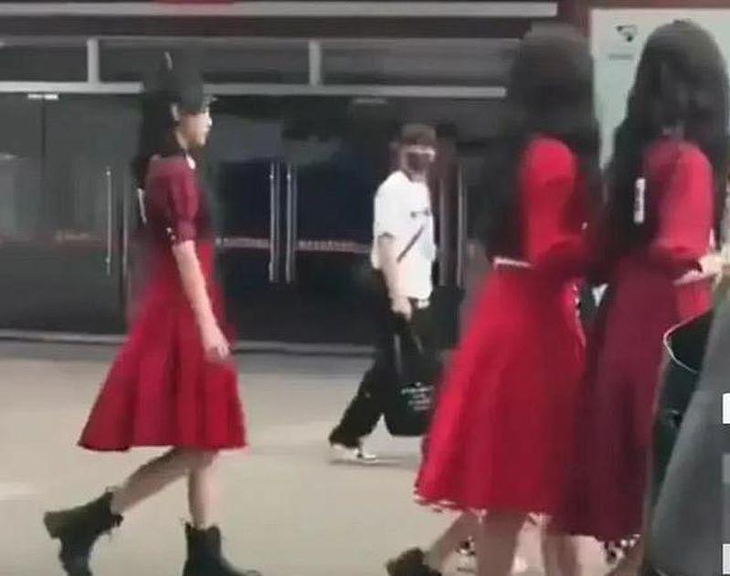 Angelababy录综艺「跑男」时，被拍到一个人走在后面。 (取材自微博)