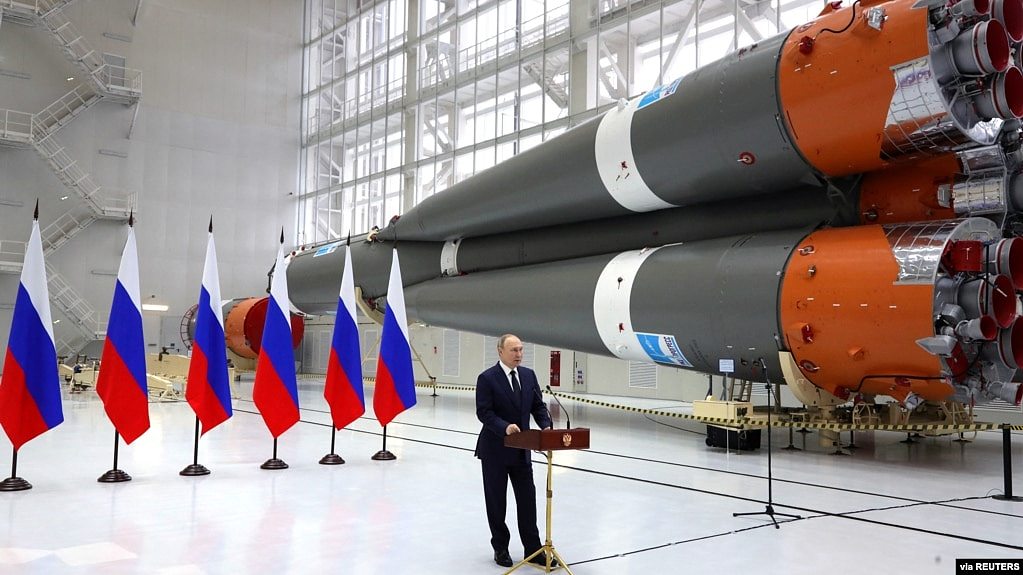 俄罗斯总统普京在视察阿穆尔州东方航天发射场时发表讲话。（2022年4月12日）