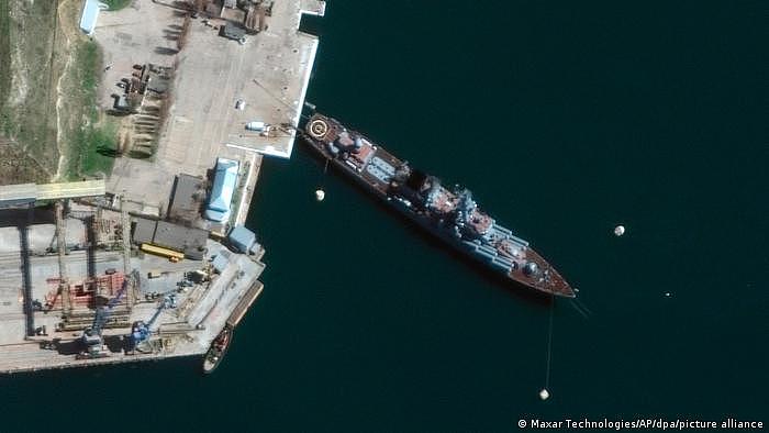 “莫斯科”号导弹巡洋舰停靠在塞瓦斯托波尔海军基地。（卫星图片，4月7日）