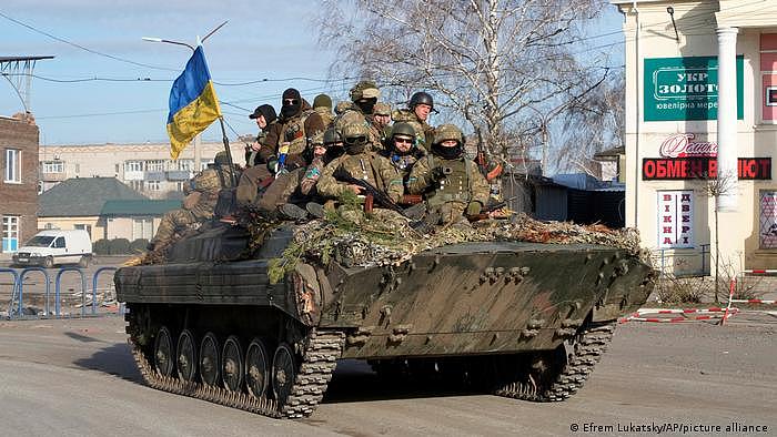 Ukraine | Ukrainische Soldaten auf einem Panzer in Trostsyanets