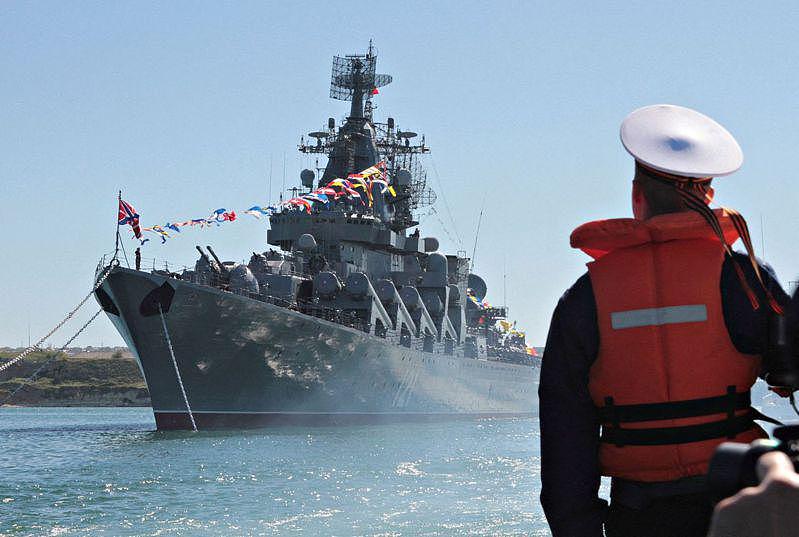 俄罗斯黑海舰队旗舰「莫斯科号」遭到乌克兰飞弹攻击后沉没，乌克兰官员15日表示，舰上44岁指挥官库普林因此阵亡。 （路透）