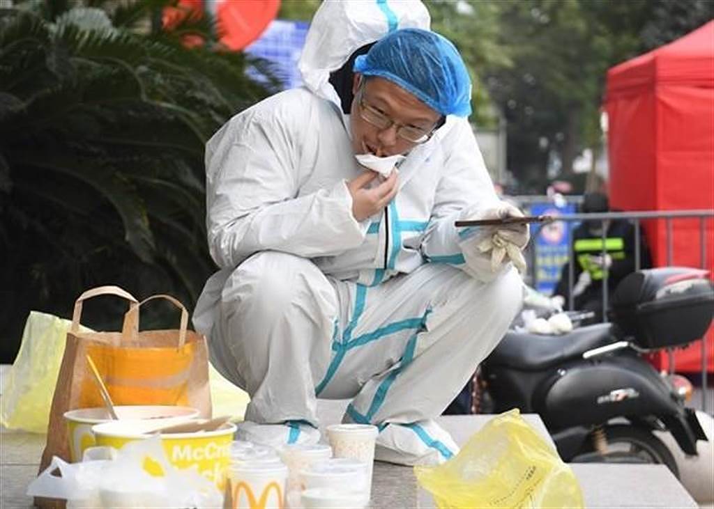 针对上海为何高频率重复核酸检测，专家表示原因有三，包括因病毒有潜伏期、病毒检测窗口期、检测方式差异可能造成的误差。 图为大陆核酸样本递送人员用餐中。 （中新社）