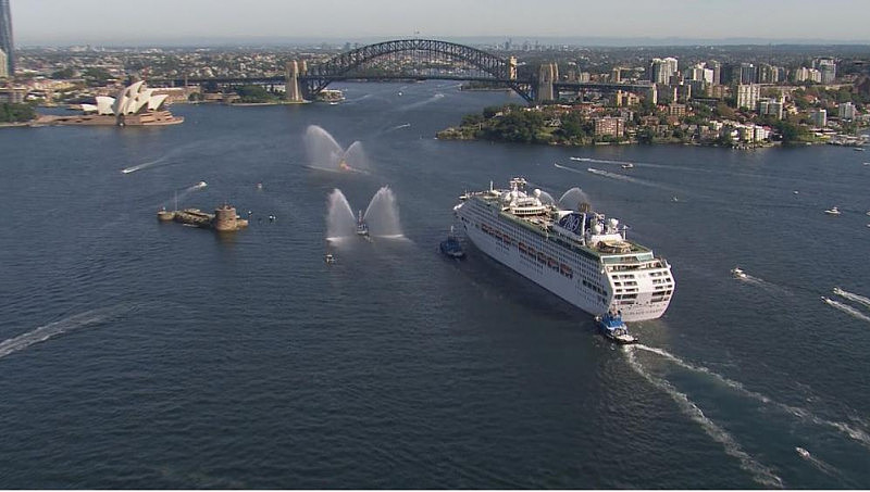 时隔两年，悉尼港迎首艘邮轮停靠！民众站在岸上迎接（组图） - 2