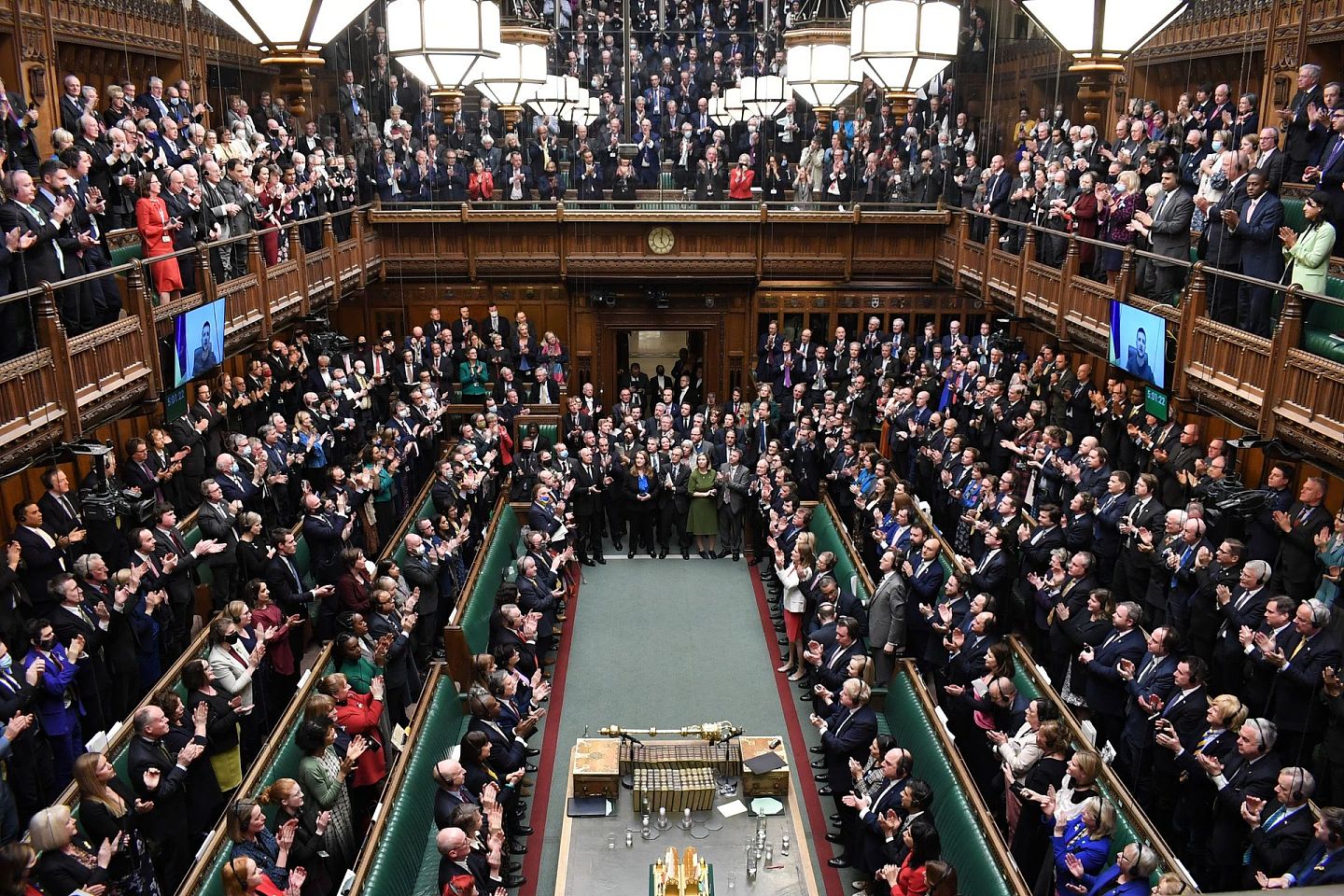 3月8日，乌克兰总统泽连斯基通过视频在伦敦下议院向英国议员发表演讲，敦促英国加大对俄罗斯的制裁，承认俄罗斯是“恐怖主义国家”，并确保乌克兰的空域安全。下议院各党派成员起立为他鼓掌。（AP）