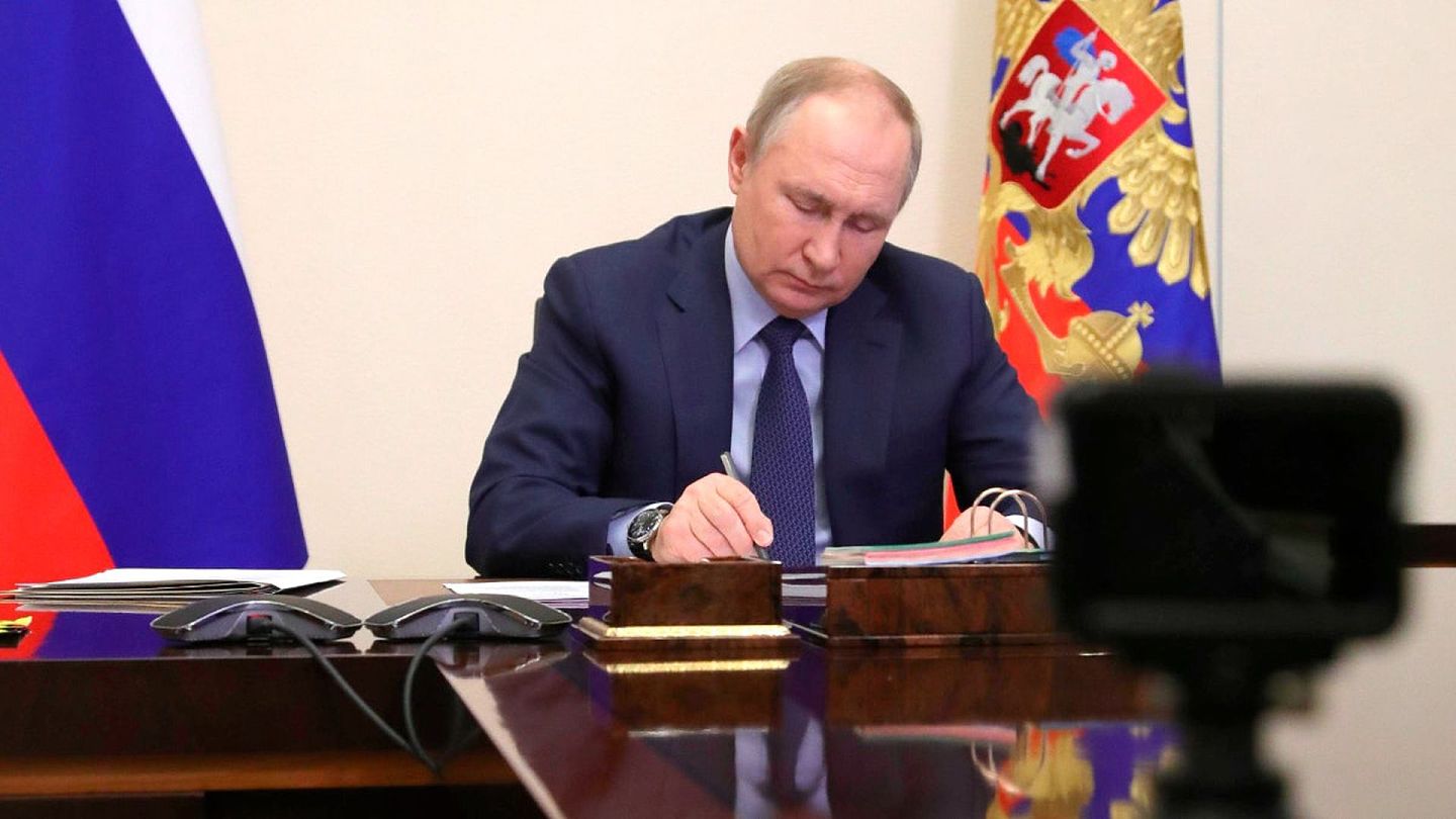 俄罗斯总统普京宣布，4月1日起非友好国家公司应当先在俄罗斯银行开设卢布账号，再经由此账号支付所购买的俄罗斯天然气。（HK01）