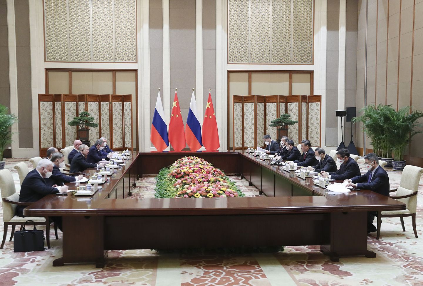 2月4日下午，习近平在北京钓鱼台国宾馆与俄罗斯总统普京举行会谈。（新华社）