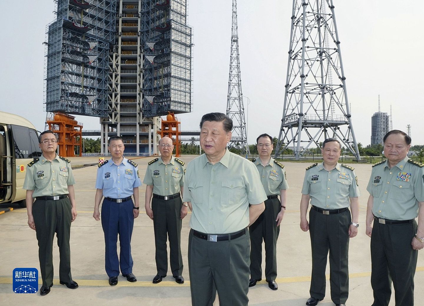 4月12日，习近平在海南文昌航天发射场听取有关情况汇报，察看发射塔架等设施设备。（新华社）