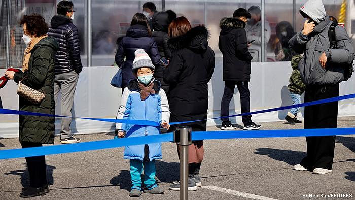 Südkorea | Warteschlange an einen Corona Testzentrum in Seoul
