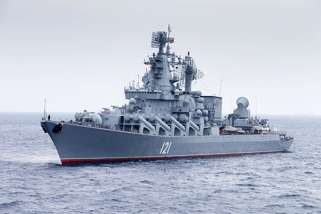俄罗斯黑海舰队旗舰「莫斯科号」（Moskva）13日传出爆炸后沉入海底，雷达卫星影像显示疑似「莫斯科号」的船只整艘船陷入火海，一旁还有小船救援。 （资料照／美联社、俄罗斯国防部提供）