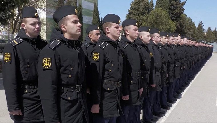 俄罗斯国防部16日公布宣称是莫斯科号士兵的校阅画面。 路透