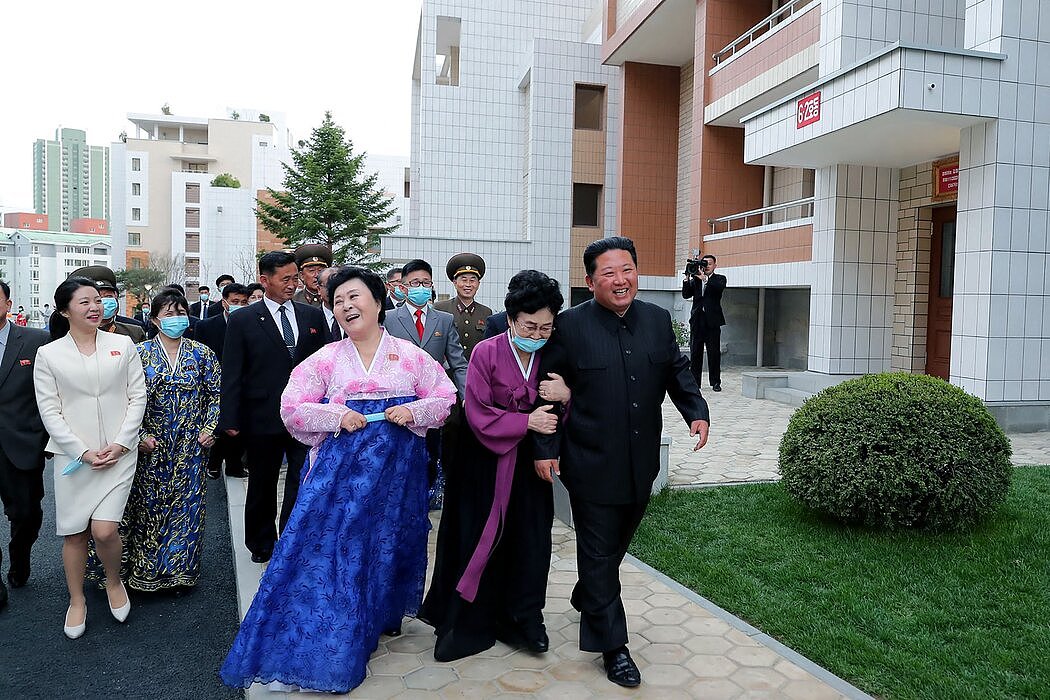 朝鲜官方媒体提供的一张照片显示，金正恩、李春姬等人本周在平壤的这座公寓楼。他说，这些公寓要留给他最精英的支持者。