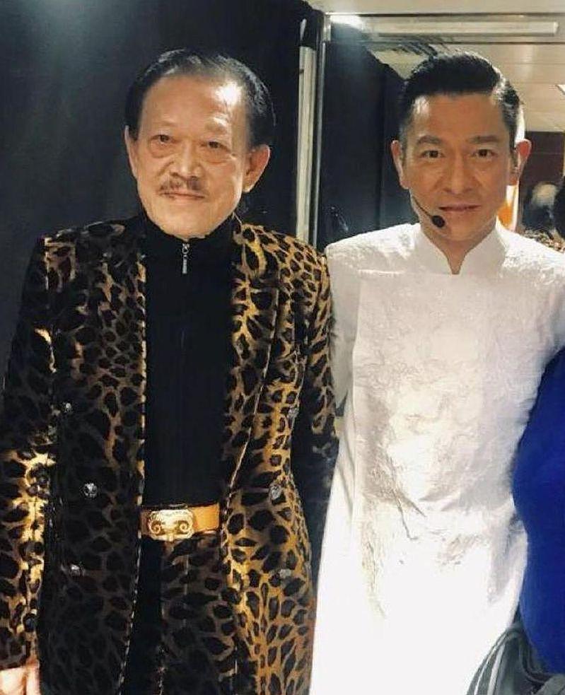 刘德华(右)的干爹刘山本(左)3月病逝，多亏他出手帮忙，才得以顺利办后事。 （取材自微博）