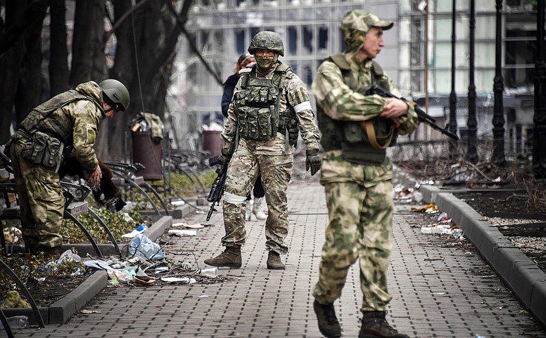 俄国官兵12日在乌克兰南部战略港市马立波街头巡视。 图／法新社