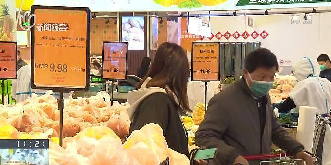 上海防范区中，超市里的购物人潮。 (取材自央视)