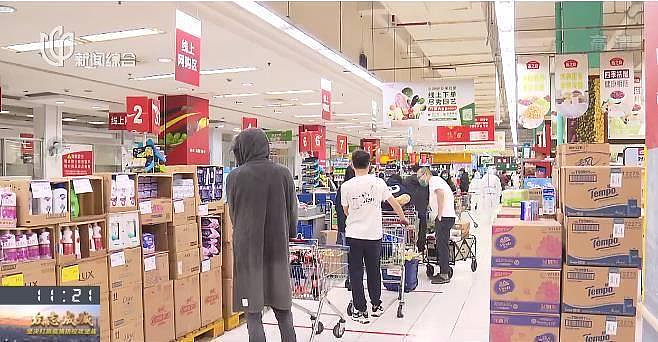 上海防范区中，超市里的购物人潮。 (取材自九派新闻)