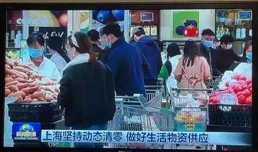 上海防范区中，超市里的购物人潮。 (取材自央视)