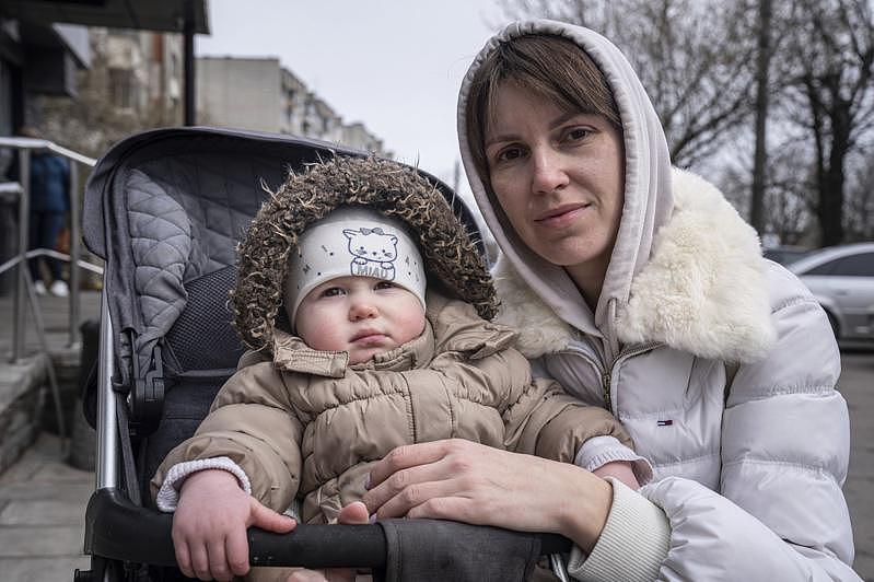 乌克兰妇女维多利亚·科瓦连科10日在利夫市抱着小女儿。 (美联社)
