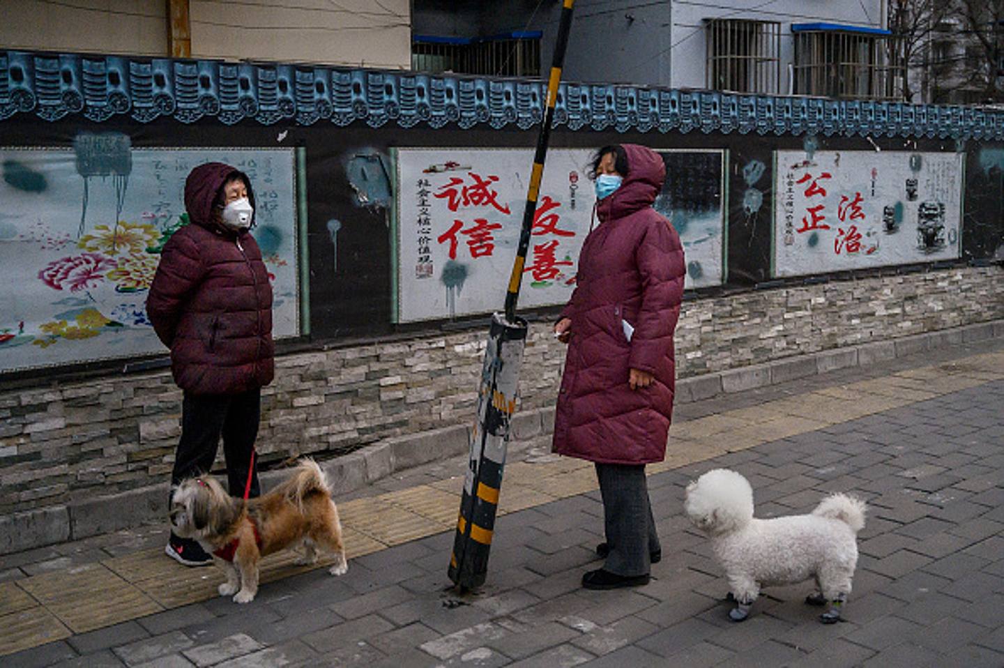 当前上海政府和公权力人员疲于奔命，许多防疫工作只能交由民间基层人员，但民间防疫人员质素不一，甚至出现滥用公权力的极端防控事件。 （Getty Images）