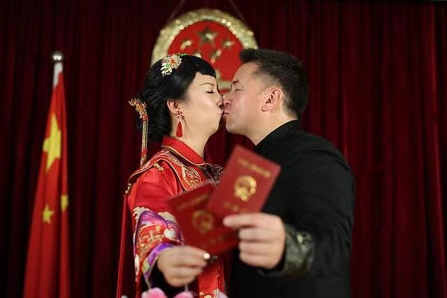 中国T台模特20岁月入2W，35岁嫁新西兰帅哥，为生孩子练出肱二头肌（组图） - 13