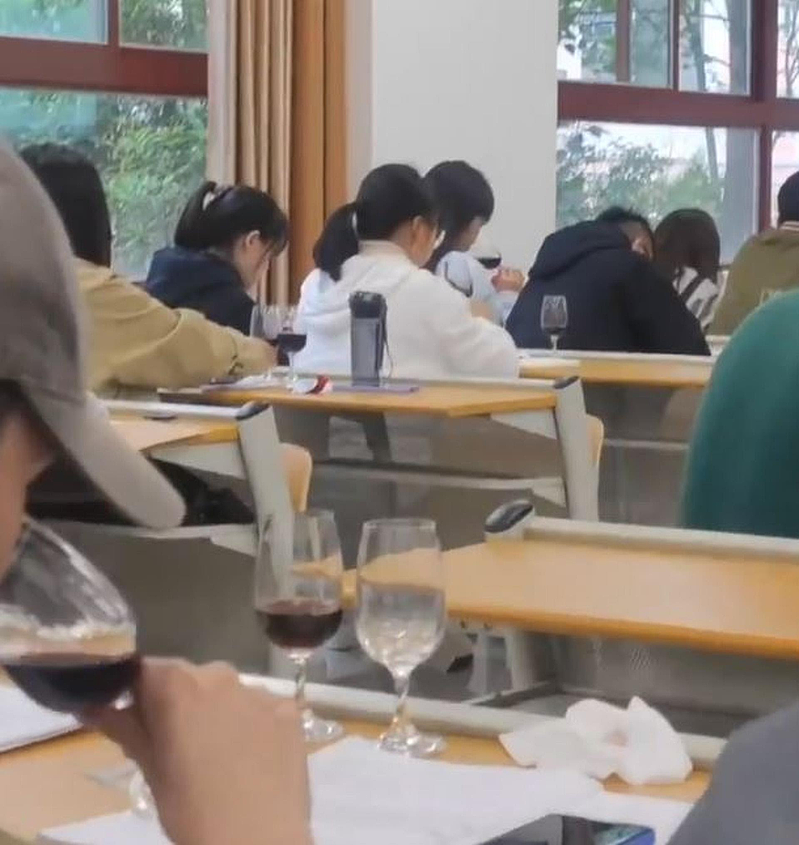 茅台学院设置多种酿酒专业课，上课品酒为学生们的必修课。 （影片截图）