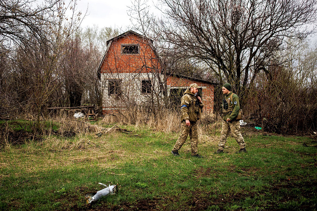 《纽约时报》在乌东农村胡萨里夫卡（Husarivka）发现乌军动用集束弹药（cluster munitions）的证据。 图为胡萨里夫卡一处被弃置的俄军前哨。 （图／路透社）
