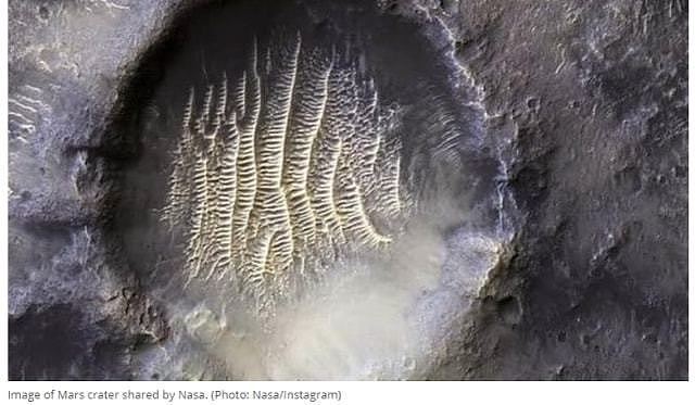 NASA公布火星陨石坑图片，网民：看起来像外星人的脚印 (图) - 1