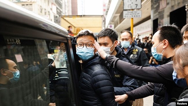 2021年12月29日，《立场新闻》当时的署理总编辑林绍桐在香港警方搜查了他的办公室后被警方带走。根据香港警方国安处的说法，他是“串谋发布煽动性刊物”而被逮捕的六个人之一。（路透社）