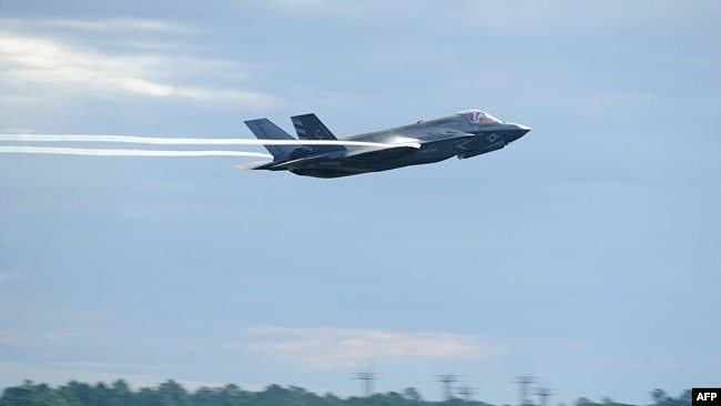 资料照：2016年9月16日，美国空军提供的照片显示美国海军陆战队F-35闪电II在佛罗里达州廷德尔空军基地起飞。
